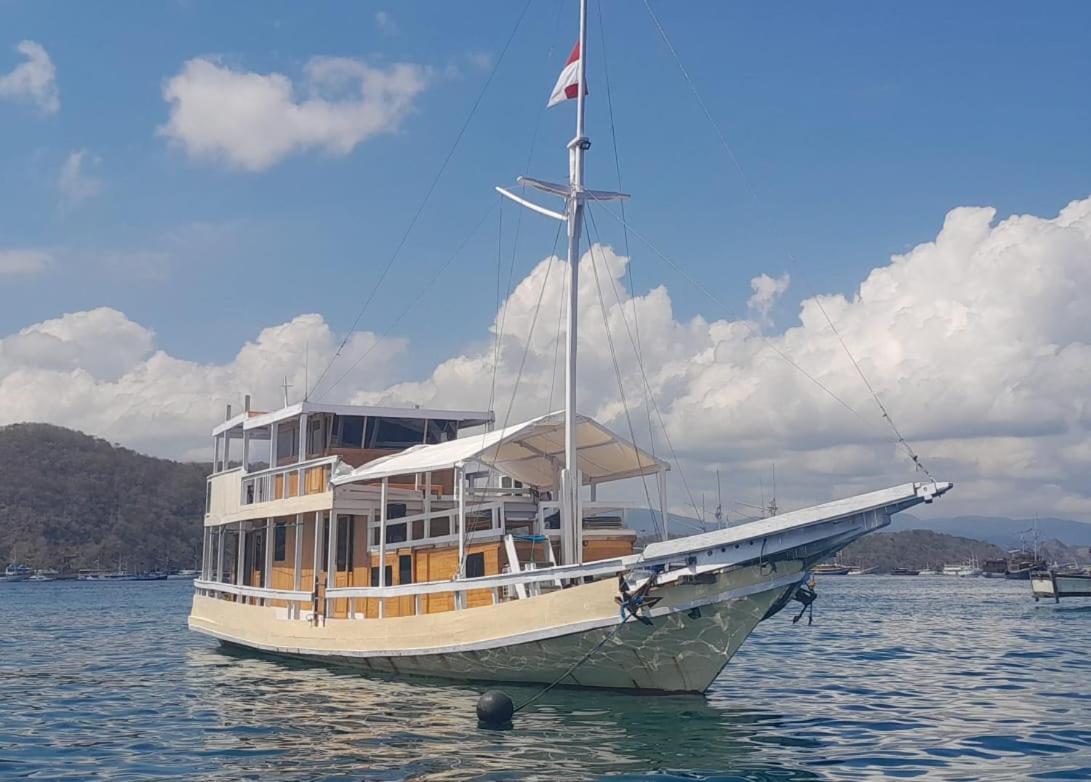 Komodoku One Love Homestay And Tour ลาบวนบาโจ ภายนอก รูปภาพ